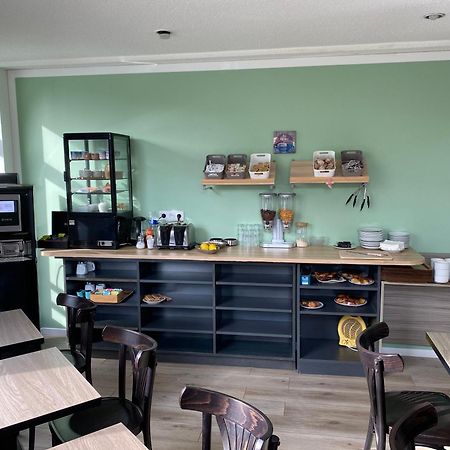 Contact Hotel Du Champ De Mars De Σαιν-Μπριέκ Εξωτερικό φωτογραφία