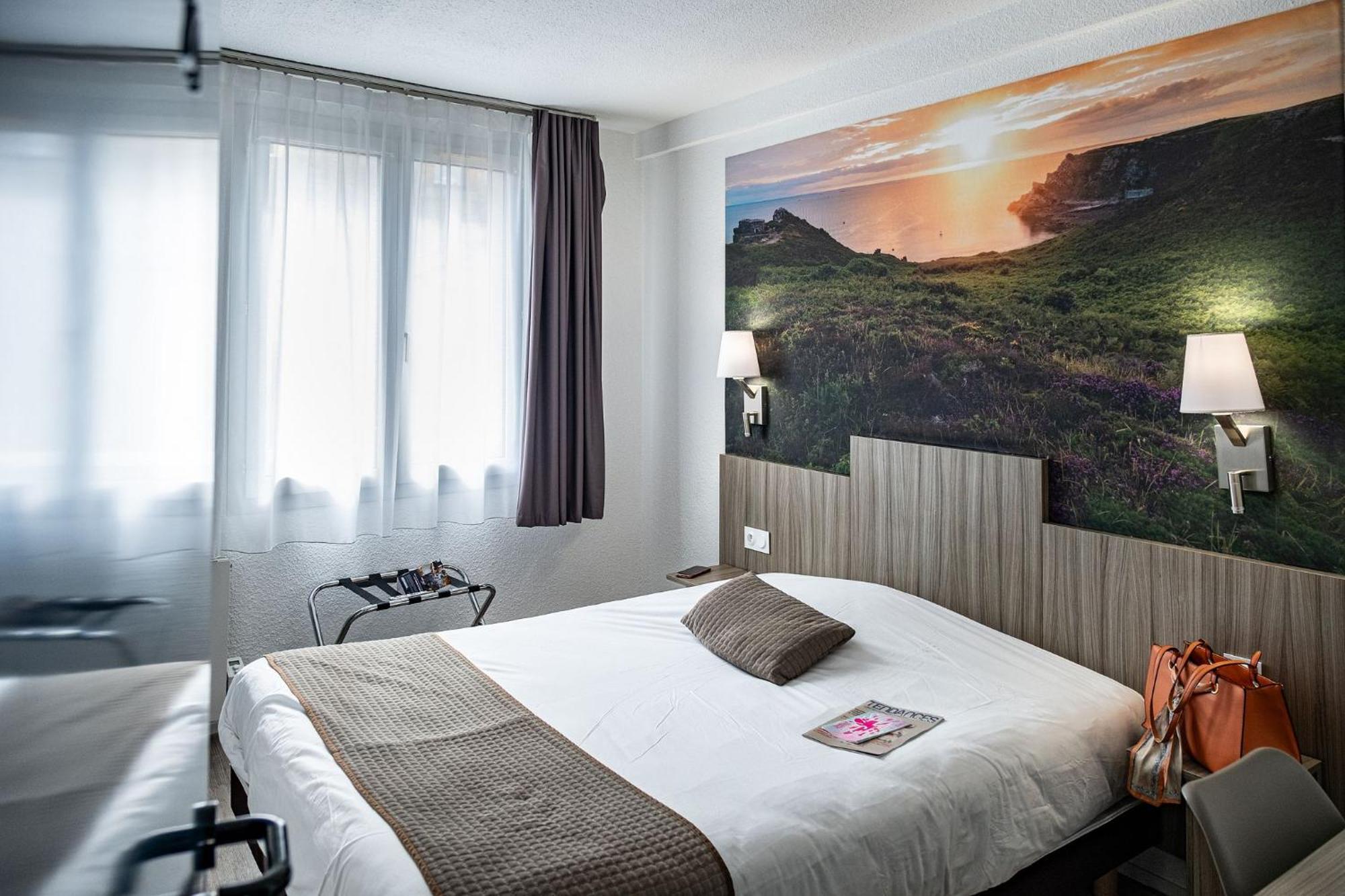 Contact Hotel Du Champ De Mars De Σαιν-Μπριέκ Εξωτερικό φωτογραφία