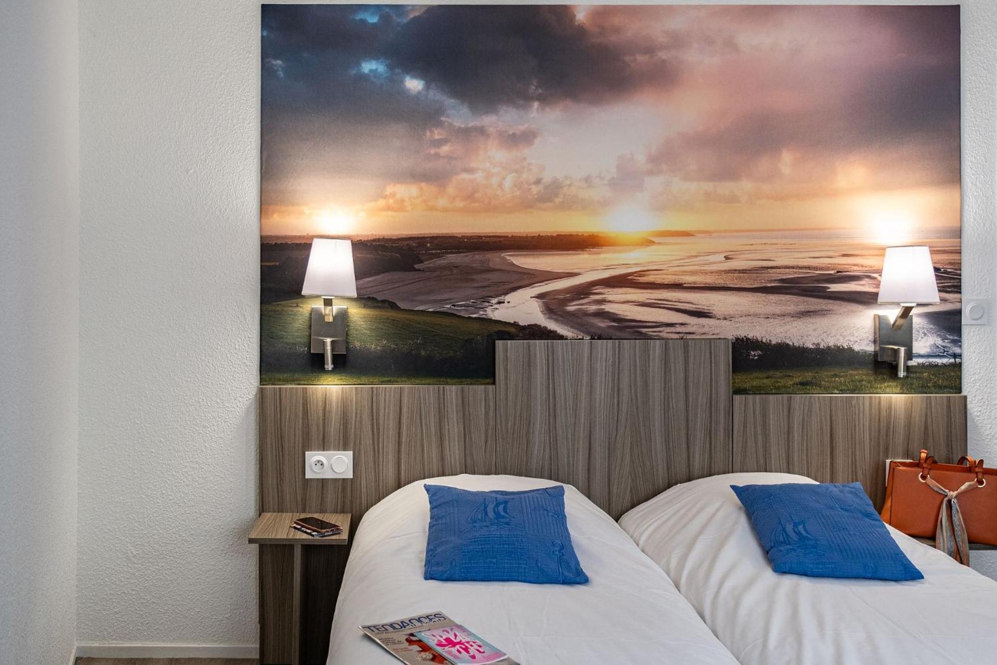 Contact Hotel Du Champ De Mars De Σαιν-Μπριέκ Εξωτερικό φωτογραφία