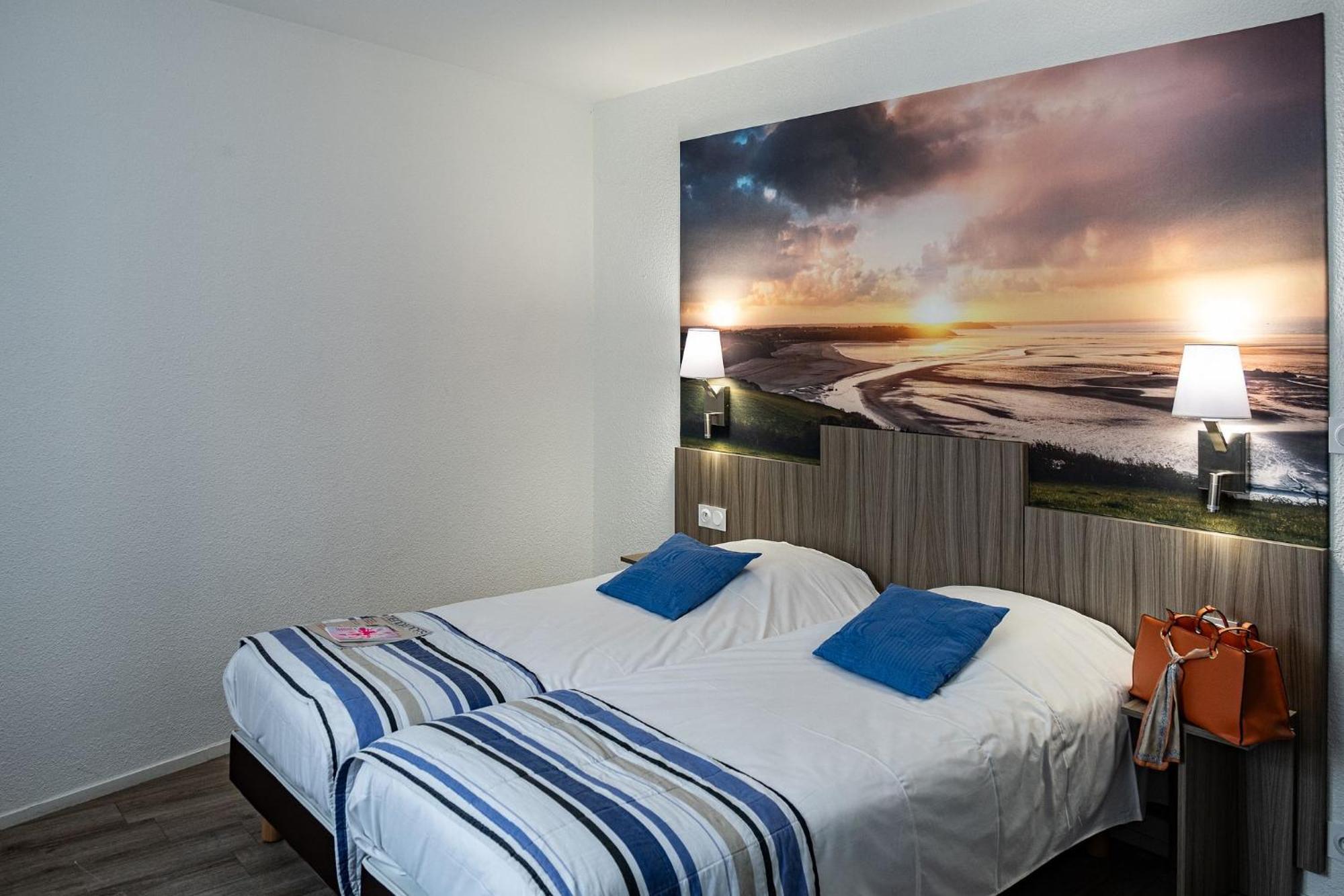 Contact Hotel Du Champ De Mars De Σαιν-Μπριέκ Εξωτερικό φωτογραφία