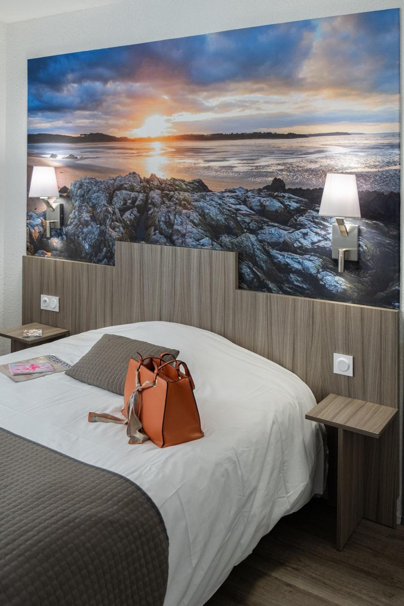 Contact Hotel Du Champ De Mars De Σαιν-Μπριέκ Εξωτερικό φωτογραφία