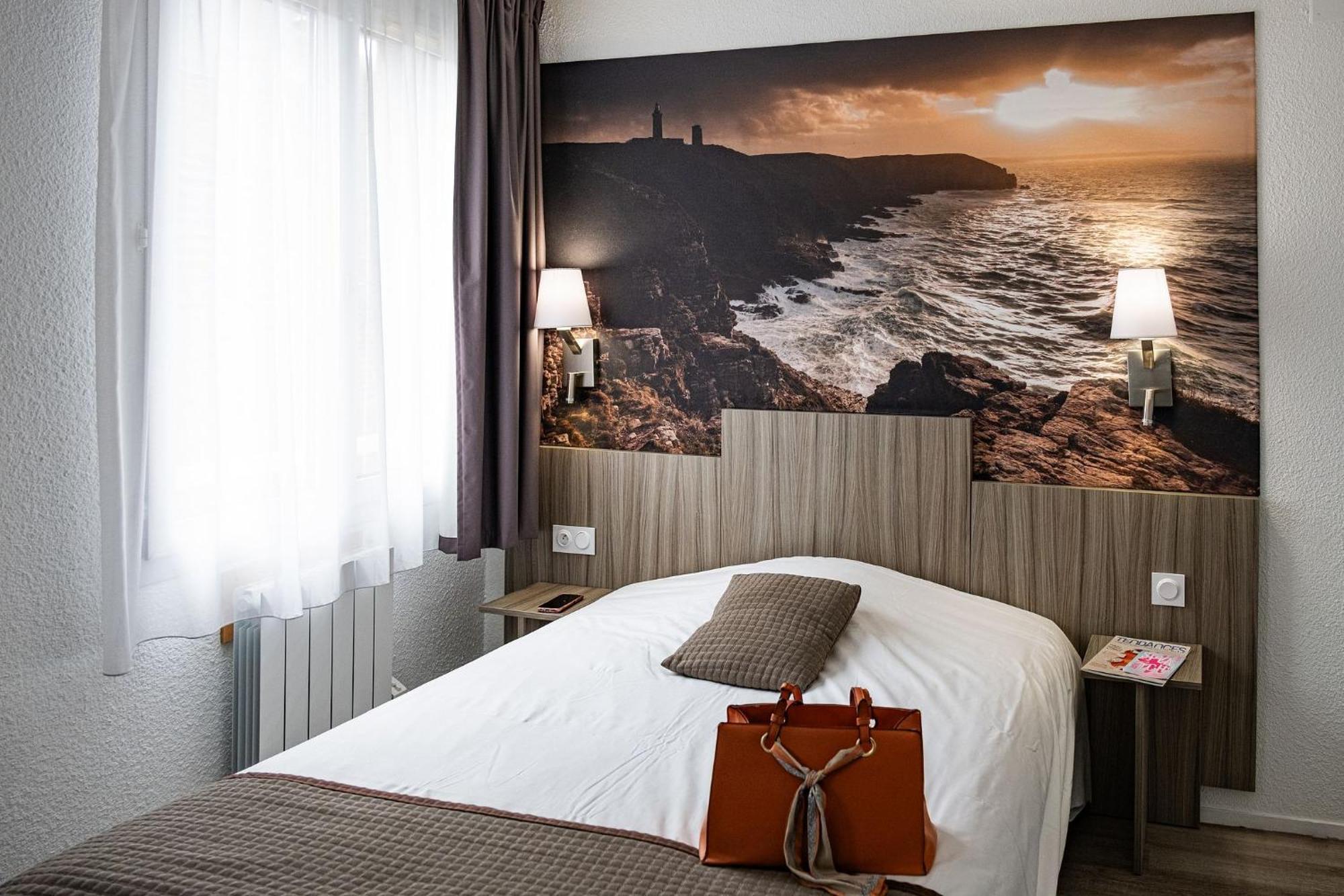 Contact Hotel Du Champ De Mars De Σαιν-Μπριέκ Εξωτερικό φωτογραφία