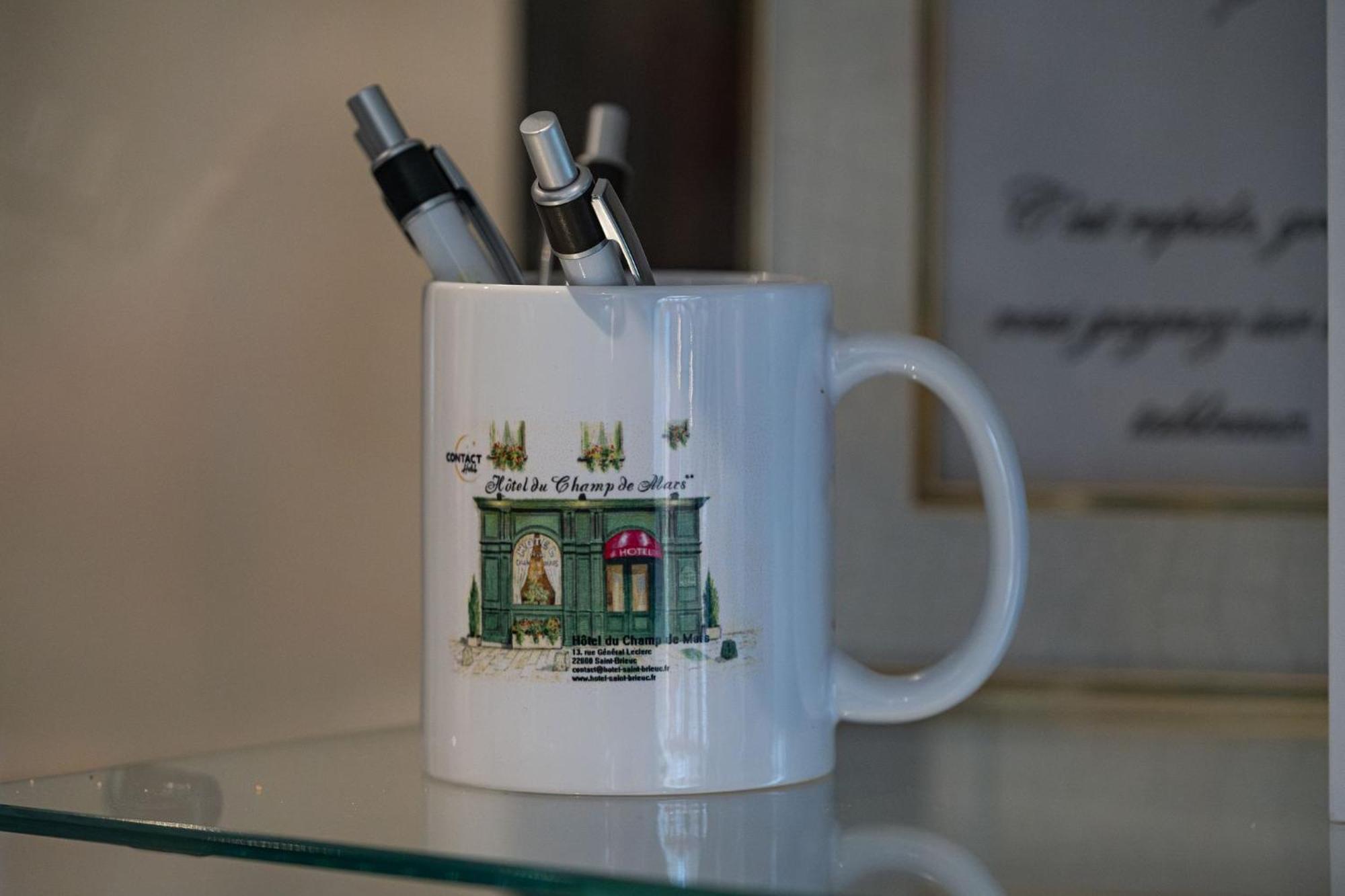 Contact Hotel Du Champ De Mars De Σαιν-Μπριέκ Εξωτερικό φωτογραφία