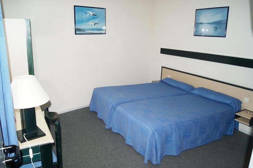 Contact Hotel Du Champ De Mars De Σαιν-Μπριέκ Εξωτερικό φωτογραφία