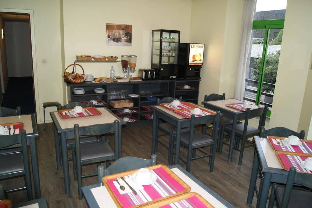 Contact Hotel Du Champ De Mars De Σαιν-Μπριέκ Εξωτερικό φωτογραφία