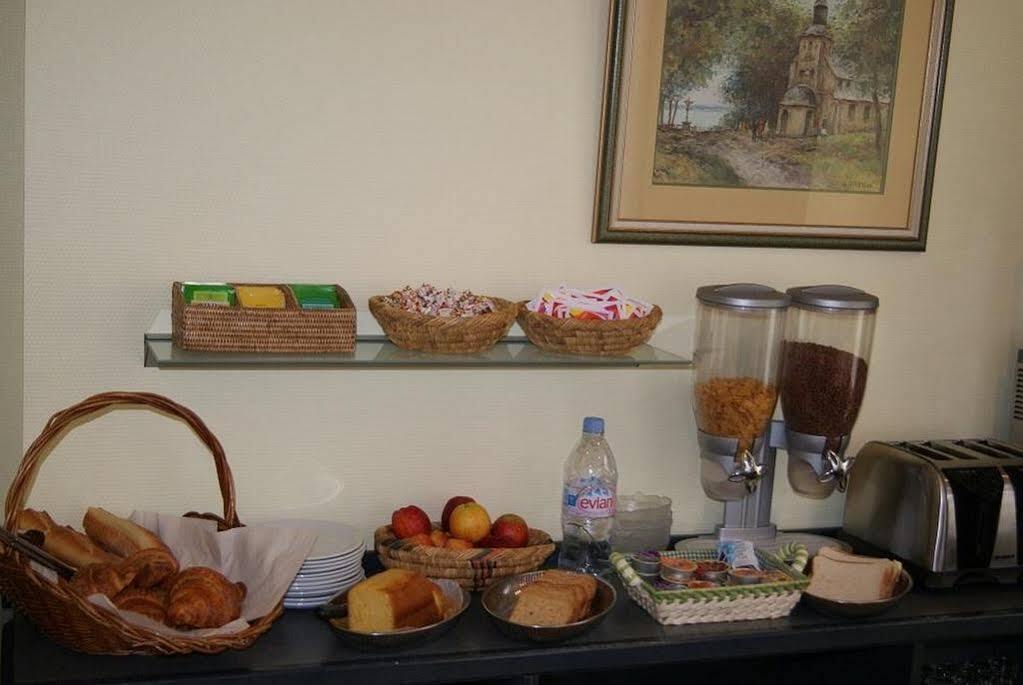 Contact Hotel Du Champ De Mars De Σαιν-Μπριέκ Εξωτερικό φωτογραφία